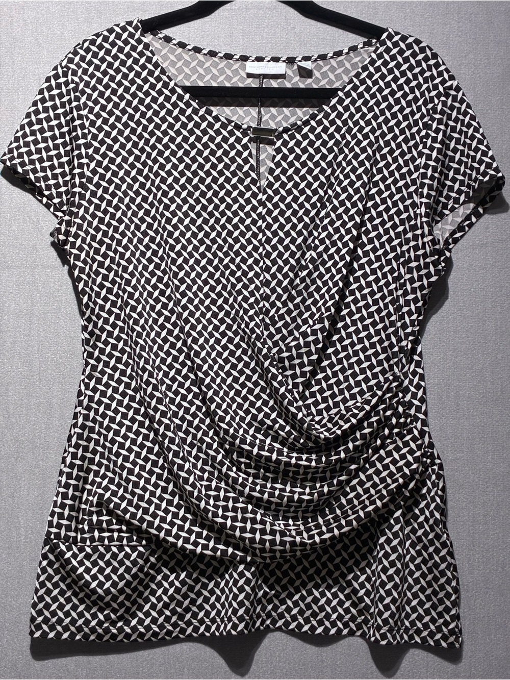 New York & Company Black & White Geometric Ruched Top XL
